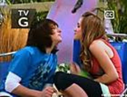 EmilyOsment_ORG-hannahmontana-s3ep70-003 - poze cu Emily Osment si Oliver