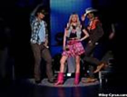 miley-cyrus_com-disneyletschillpromomv-0002 - 7 sau 10 poze cu Hannah Montana in concert din 2009
