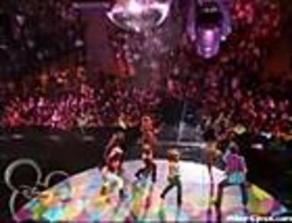 miley-cyrus_com-disneyletschillpromomv-0267 - 7 sau 10 poze cu Hannah Montana in concert din 2009