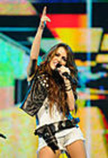 miley-cyrus_COM-wonderwolrdtour-la2009sep22-088