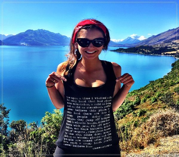 》*iese din bucatarie mancand un biscuite; o vede* Elena? Heeeii :o3 *hug* Ce faci, amiga? =)).