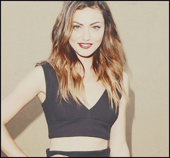 ↘. #hug back. Ce să fac şi eu. :)) #arată spre bagaje. Parcă am adus toata Grecia aici. :)) #râde.cl; Tu ce faci? Cum sunteţi toţi? :3
