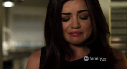 *sta pe canapea si plange*