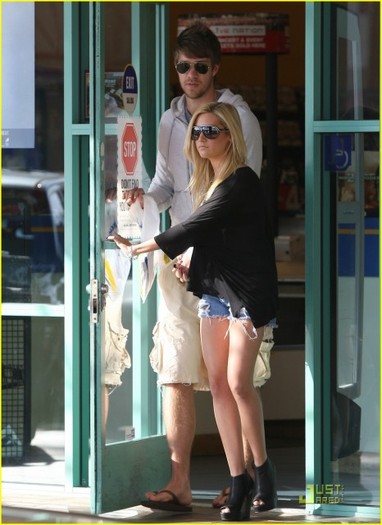 2a8q7oi - Ashley Tisdale