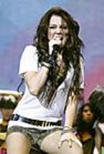 miley-cyrus_COM_JingleBellBallPerformance_5Dec2009_034