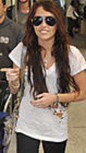 miley-cyrus_COM_LAXAirport_6Jan2010_07