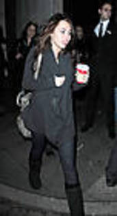 miley-cyrus_COM_Leavinghotel_28Dec2009_06 - aproape toate pozele mele cu Miley si Hannah