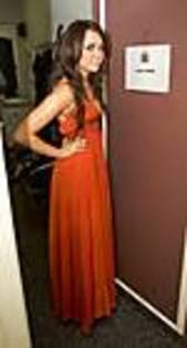 miley-cyrus_COM_MeetingtheQueenofEngland_7Dec2009_02