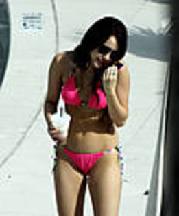miley-cyrus_COM_Miamipool_03Dec2009_37 - aproape toate pozele mele cu Miley si Hannah