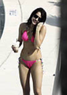 miley-cyrus_COM_Miamipool_03Dec2009_65