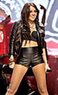 miley-cyrus_COM_PerformingfortheQueenofEngland_7Dec2009_03
