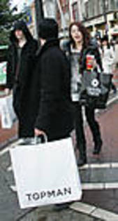 miley-cyrus_COM_ShoppinginDublin_17Dec2009_08 - aproape toate pozele mele cu Miley si Hannah
