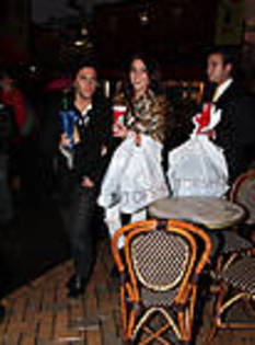 miley-cyrus_COM_StarbucksinBlackpool_7Dec2009_08