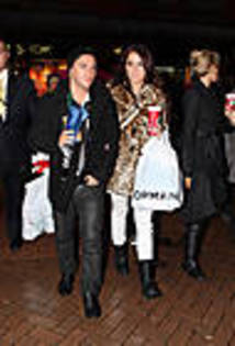 miley-cyrus_COM_StarbucksinBlackpool_7Dec2009_15