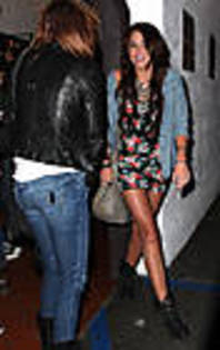 miley-cyrus_COM_StudioCity_8Jan2010_02