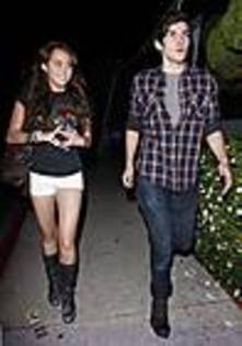 miley-cyrus_COM-la2009aug22-concert015