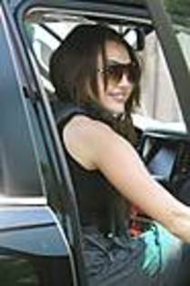 miley-cyrus_COM-la2009aug27-jet007