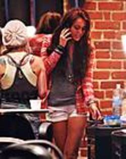 miley-cyrus_COM-la2009aug30-starbucks-hairsalon-009