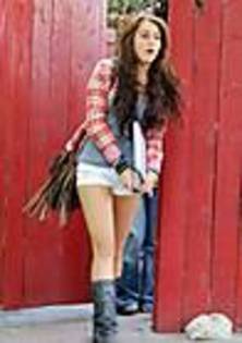 miley-cyrus_COM-la2009aug30-starbucks-hairsalon-014