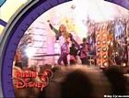 miley-cyrus_com-letsdothisdisneymvpromo-042