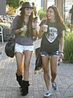 miley-cyrus_COM-studiocity2009aug8-mos-coffeleaf003 - aproape toate pozele mele cu Miley si Hannah