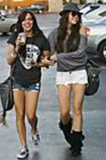 miley-cyrus_COM-studiocity2009aug8-mos-coffeleaf022