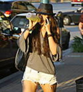 miley-cyrus_COM-studiocity2009aug8-mos-coffeleaf081 - aproape toate pozele mele cu Miley si Hannah