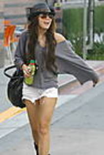 miley-cyrus_COM-studiocity2009aug8-mos-coffeleaf113 - aproape toate pozele mele cu Miley si Hannah