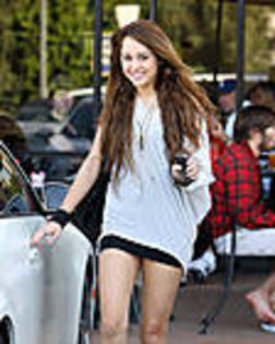 miley-cyrus_COM-studiocity2009sep21-citywork007