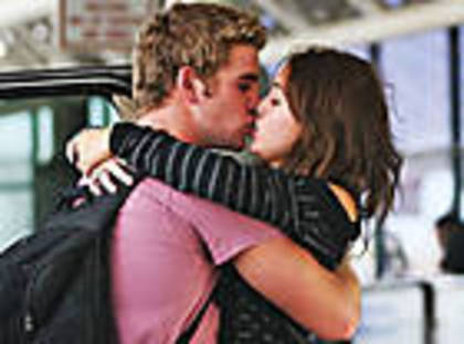 miley-cyrus_COM-thelastsong-filming2009aug19-02