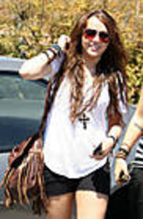 miley-cyrus_COM-tolucalake2009aug29-coffeebean001