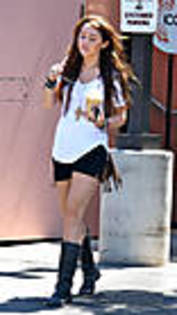 miley-cyrus_COM-tolucalake2009aug29-coffeebean017