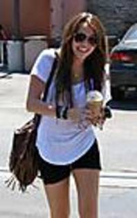 miley-cyrus_COM-tolucalake2009aug29-coffeebean029