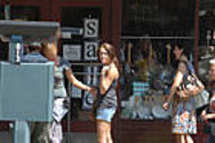 miley-cyrus_COM-thelastsong-filming2009aug10-002 - aproape toate pozele mele cu Miley si Hannah