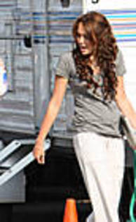 miley-cyrus_COM-thelastsong-filming2009jul15-010