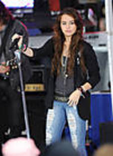 miley-cyrus_COM-todayshow2009aug28-0025 - aproape toate pozele mele cu Miley si Hannah