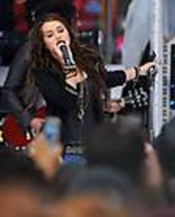 miley-cyrus_COM-todayshow2009aug28-0131 - aproape toate pozele mele cu Miley si Hannah