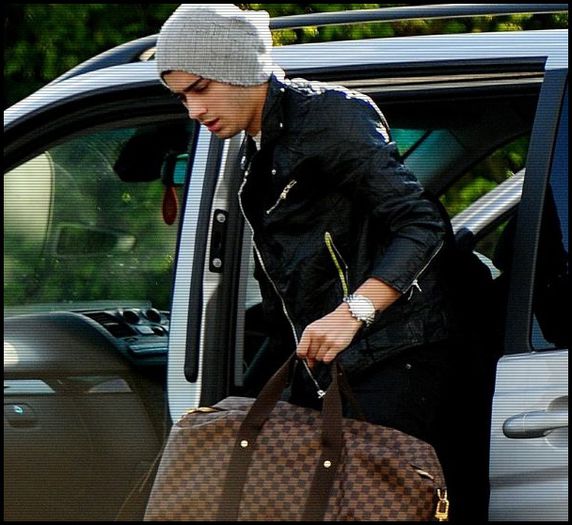 ↘. [coboară dintr-o maşină şi intră în bloc cu bagajele] - Epii 25 _ Replay