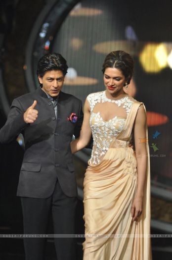 288589-shah-rukh-khan-and-deepika-padukone-at-film-chennai-express-pro