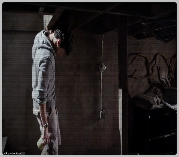 - [intra in cladire si se arunca pe canapea uitandu`se pe acolo] - Epii 25 _ Replay