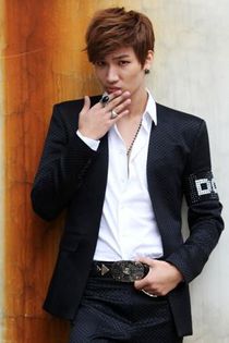 Ma numesc Andreas William. Esti aici... (intrerupt)