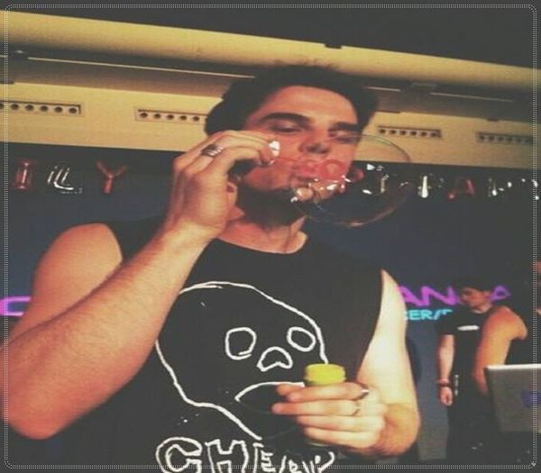 ;; *da din umeri si o ia pe Allison la tango*