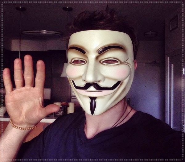 ;; *scu;ipa trandafiru ca l-a intepat la limba; se opreste si-si ia ceva de baut*