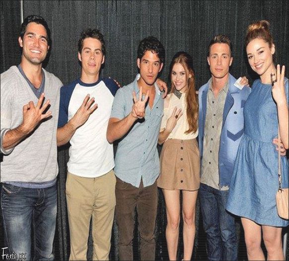 ✌↘;.wιɴcнeѕтer;. Ai grijă, are săgeți cu otravă :3 =))). Ca de obicei de la vânătoare, tu ? #Elena.