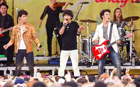 400_jonasbrothers_090612_slovekin_88448414 (4) - Jonas Brothers-Performing Good morning America