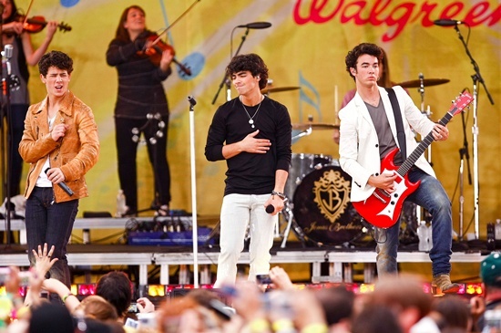 400_jonasbrothers_090612_slovekin_88448414 (5) - Jonas Brothers-Performing Good morning America
