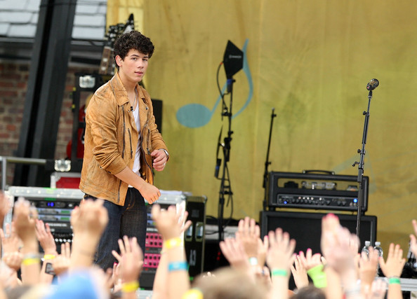 400_jonasbrothers_090612_slovekin_88448414 (6) - Jonas Brothers-Performing Good morning America