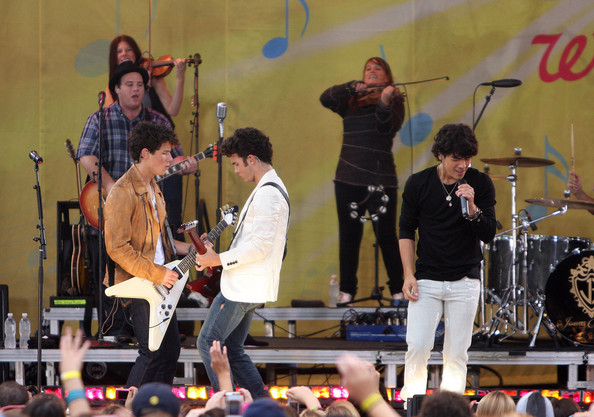 400_jonasbrothers_090612_slovekin_88448414 (11) - Jonas Brothers-Performing Good morning America