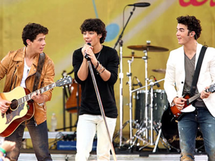 400_jonasbrothers_090612_slovekin_88448414 - Jonas Brothers-Performing Good morning America