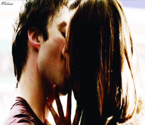 - *surad si fara sa mai spun nimic iti ating cu buza inferioara pe a ta,ma uit in,cl; ochii tai vizibil fericit apoi imi lipesc si presez buzele peste ale tale si te sarut*♥
